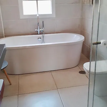 Vila Consuelo - Quiet Location Close To Buzanada